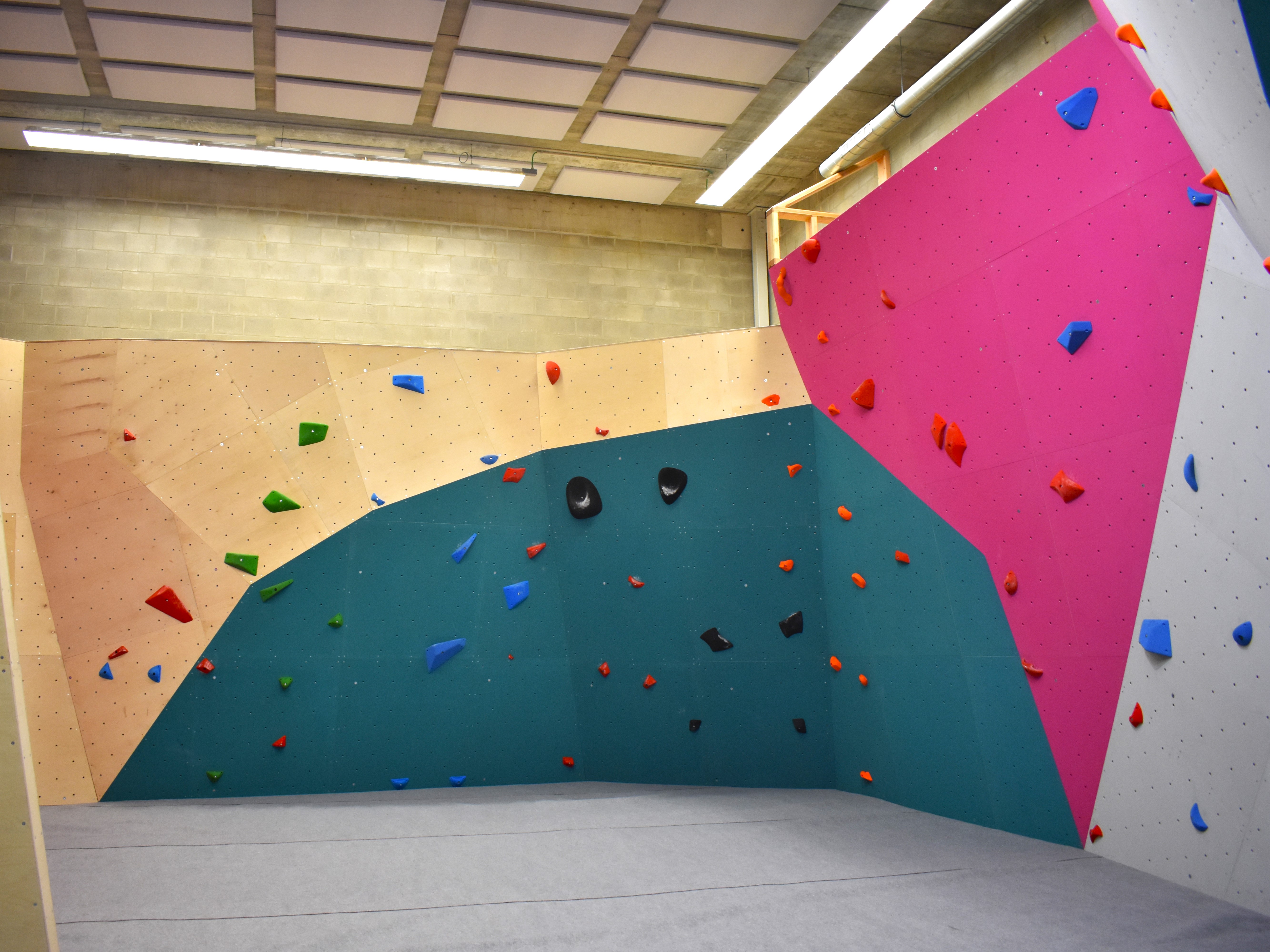 Indoor boulderwand bij Vlaamse Bergsport Waasland VBW VZW Stekene, Belgie 